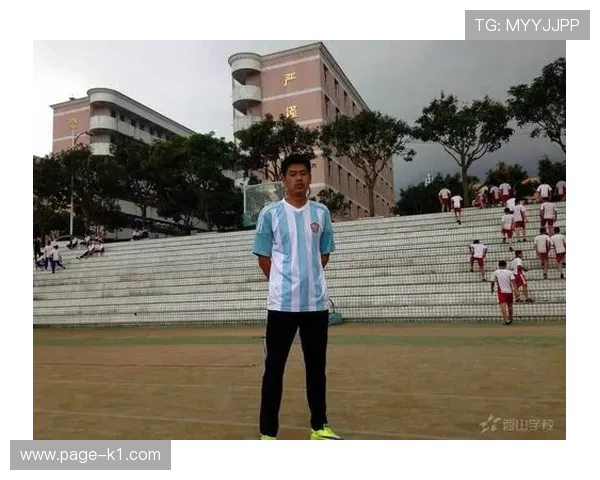 唐佳豪出场秒变“大佬”，穿着居然比我老板还讲究？！