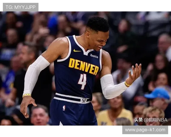 威斯布鲁克持球突破面对约基奇效率下滑